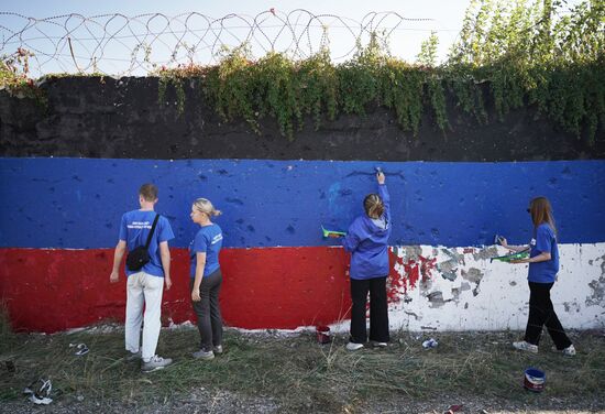 Подготовка к празднованию Дня воссоединения новых регионов с Россией в ДНР