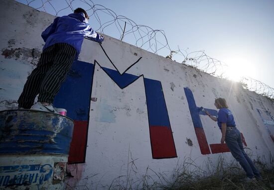 Подготовка к празднованию Дня воссоединения новых регионов с Россией в ДНР