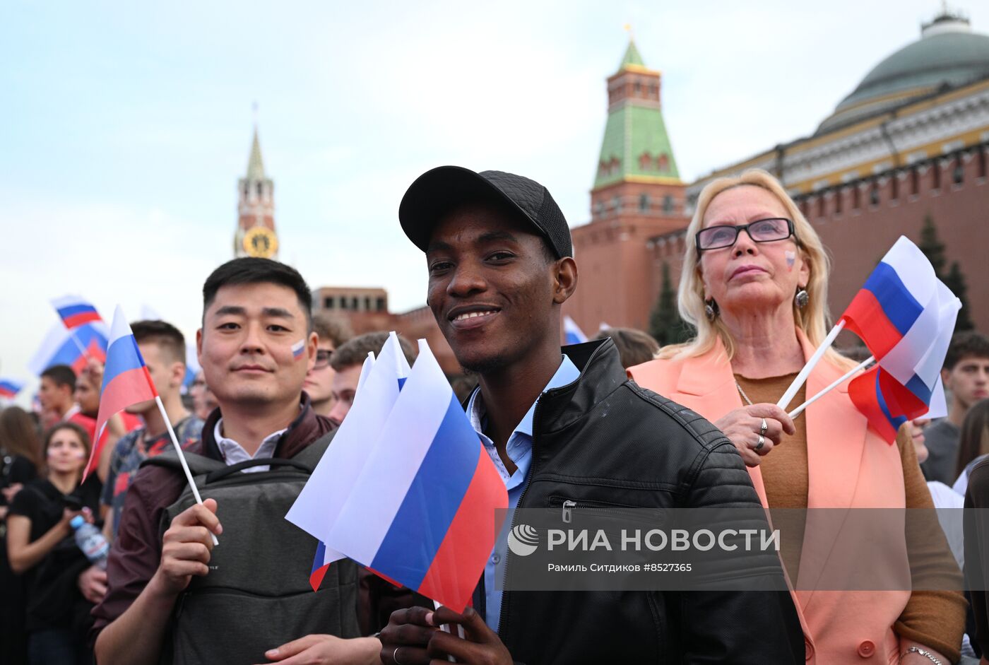 Праздничный концерт "Одна страна, одна семья, одна Россия!" на Красной площади