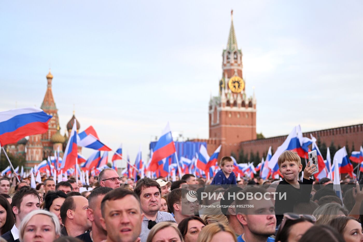 Праздничный концерт "Одна страна, одна семья, одна Россия!" на Красной площади