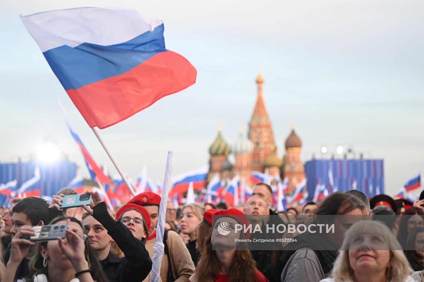 Праздничный концерт "Одна страна, одна семья, одна Россия!" на Красной площади