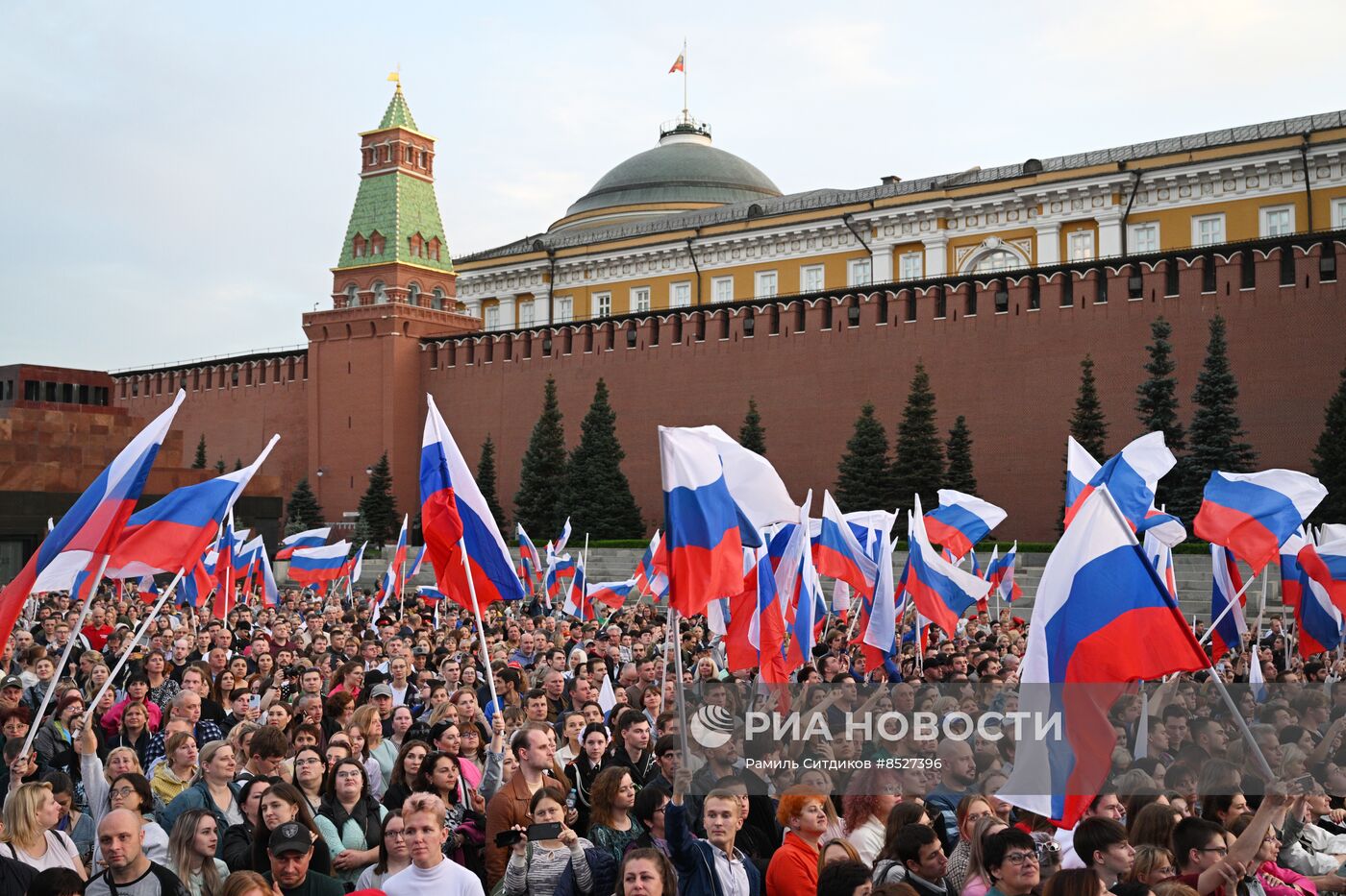 Праздничный концерт "Одна страна, одна семья, одна Россия!" на Красной площади