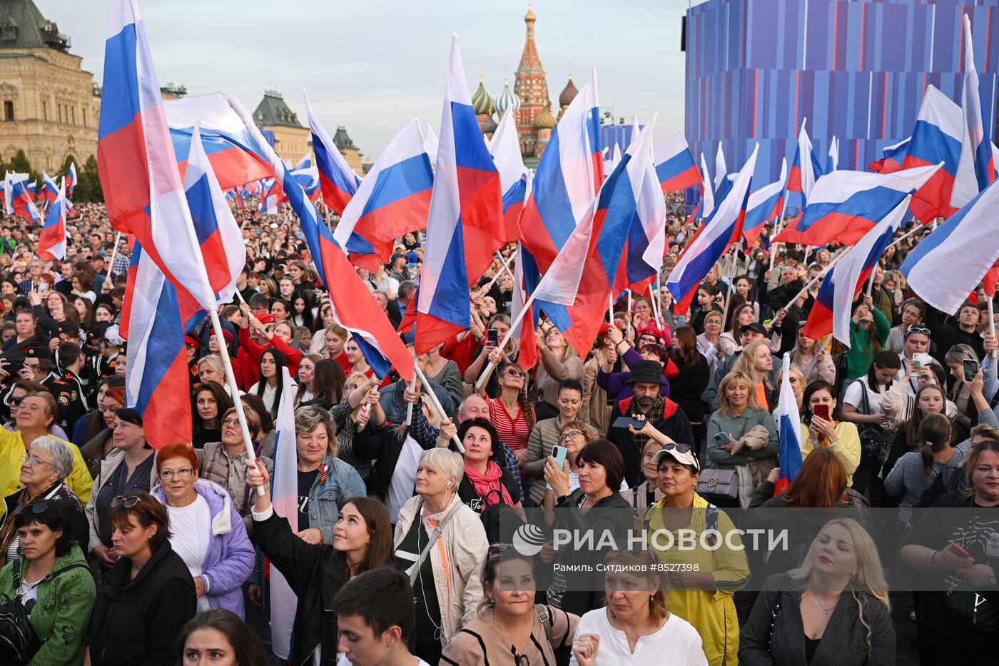 Праздничный концерт "Одна страна, одна семья, одна Россия!" на Красной площади