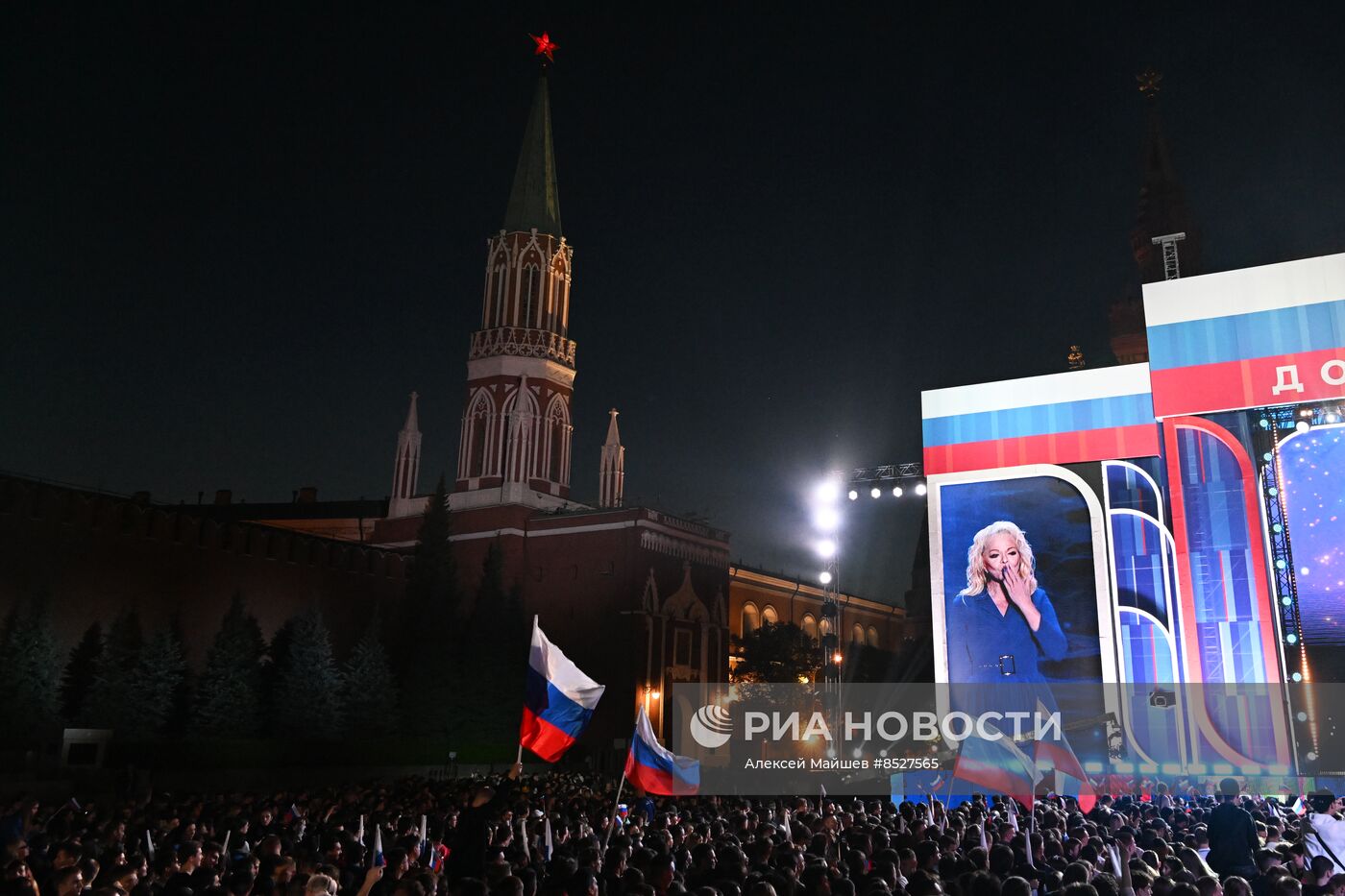 Праздничный концерт "Одна страна, одна семья, одна Россия!" на Красной площади