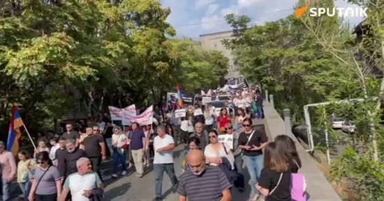 Участники акции протеста в Ереване выдвинулись шествием до международной школы "Матена", основанной Варданяном