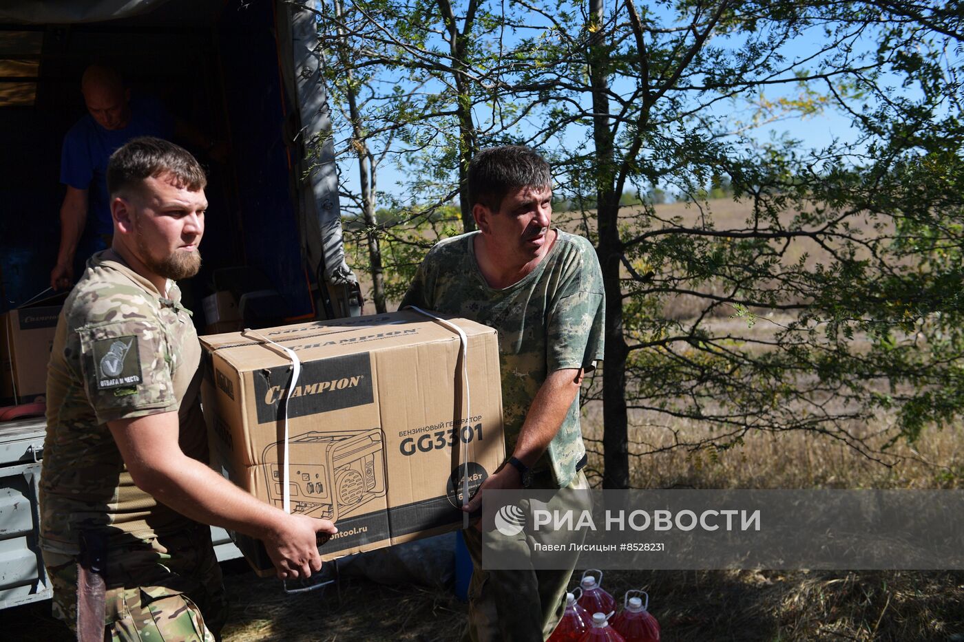 Передача гуманитарной помощи от жителей Новороссийска бойцам 108 гвардейского десантно-штурмового полка в Запорожской области