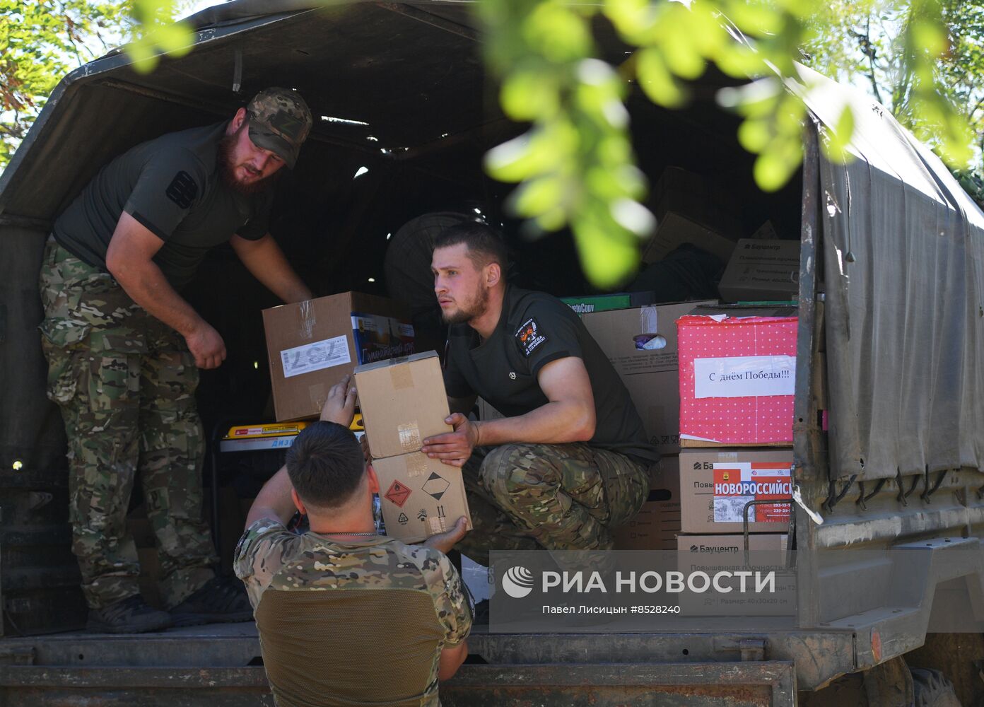 Передача гуманитарной помощи от жителей Новороссийска бойцам 108 гвардейского десантно-штурмового полка в Запорожской области