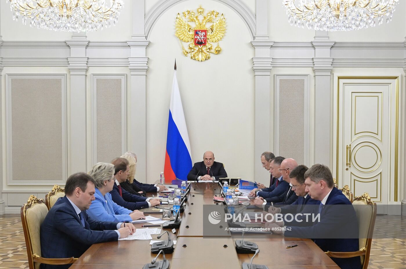 Премьер-министр РФ М. Мишустин провел совещание c вице-премьерами РФ