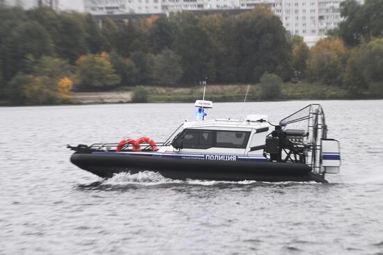 Передача Мосгортрансом аэролодки ЛО МВД России на водном транспорте