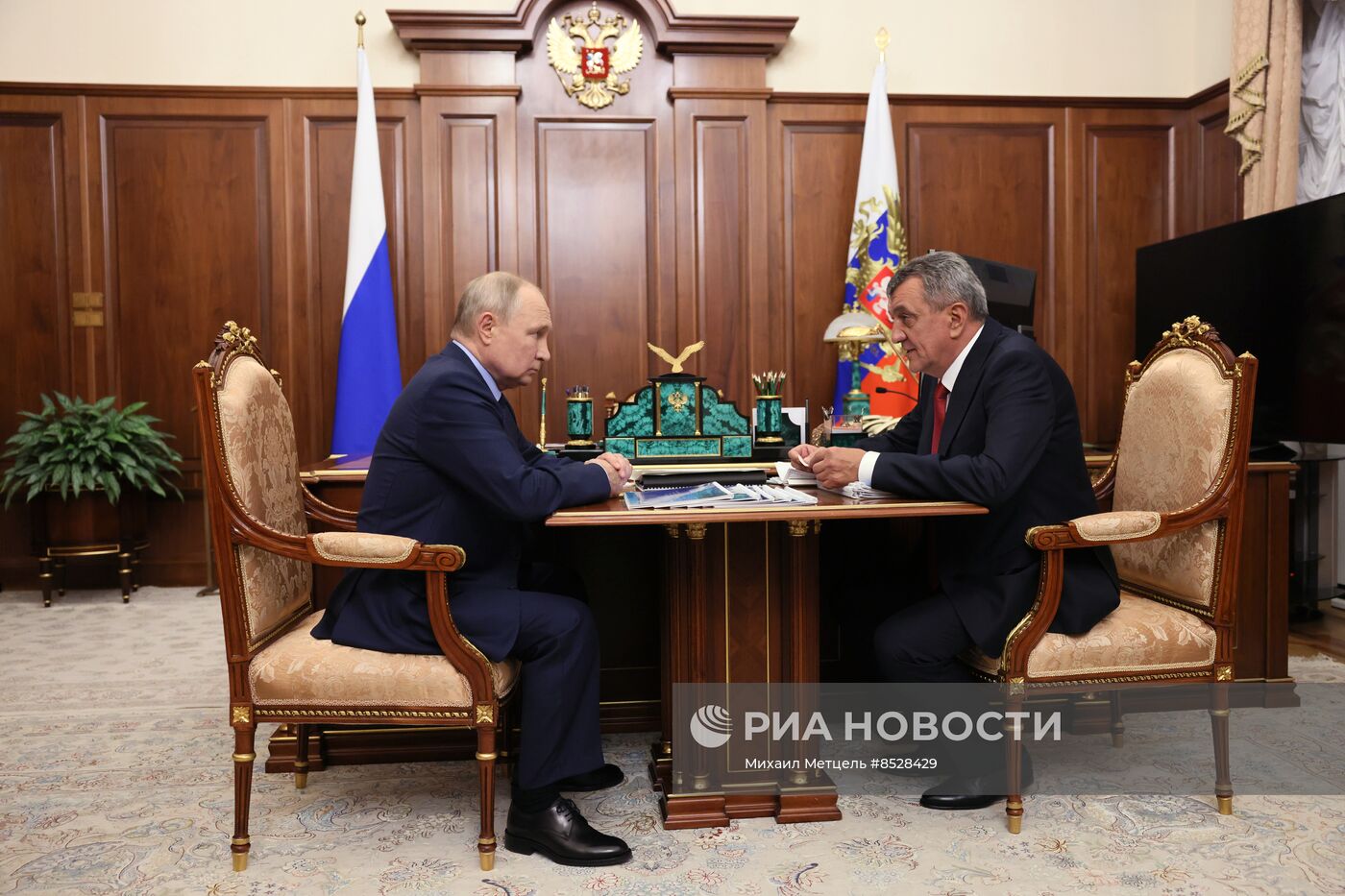 Встреча президента РФ В. Путина с главой Северной Осетии - Алании С. Меняйло