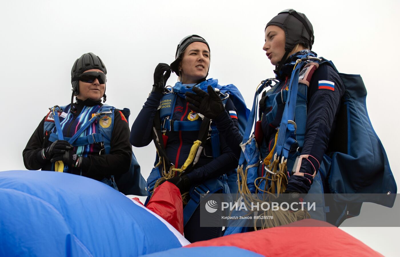 Церемония открытия финала Кубка России и международных соревнований по парашютному спорту в Гудермесе