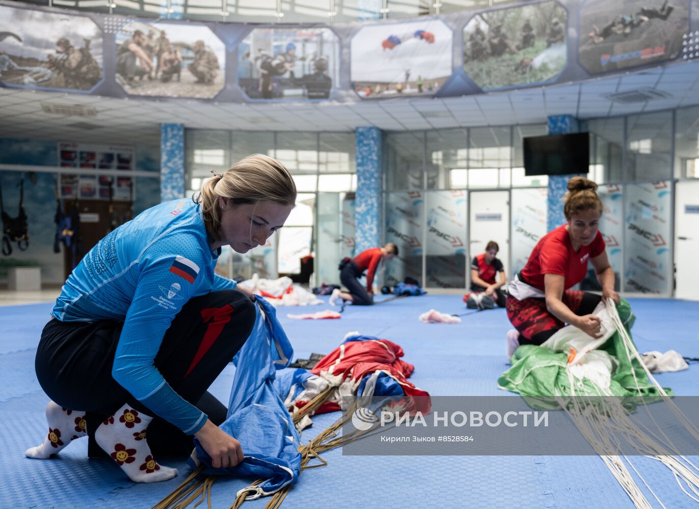 Церемония открытия финала Кубка России и международных соревнований по парашютному спорту в Гудермесе