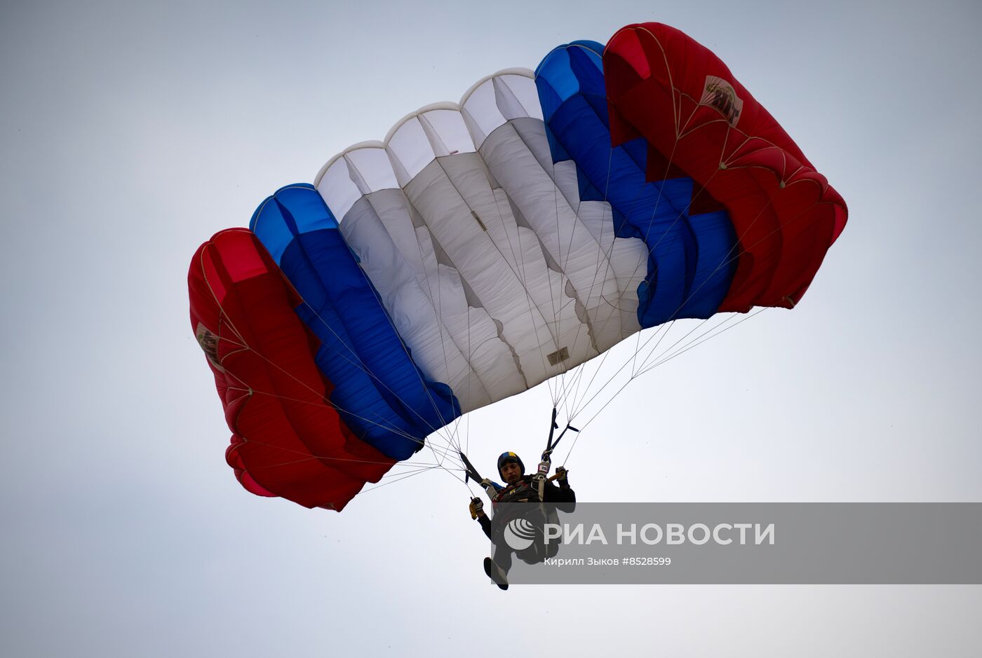 Церемония открытия финала Кубка России и международных соревнований по парашютному спорту в Гудермесе