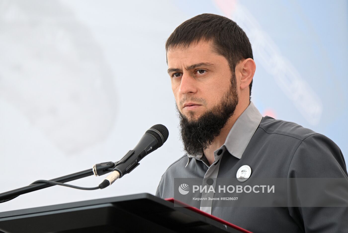 Церемония открытия финала Кубка России и международных соревнований по парашютному спорту в Гудермесе