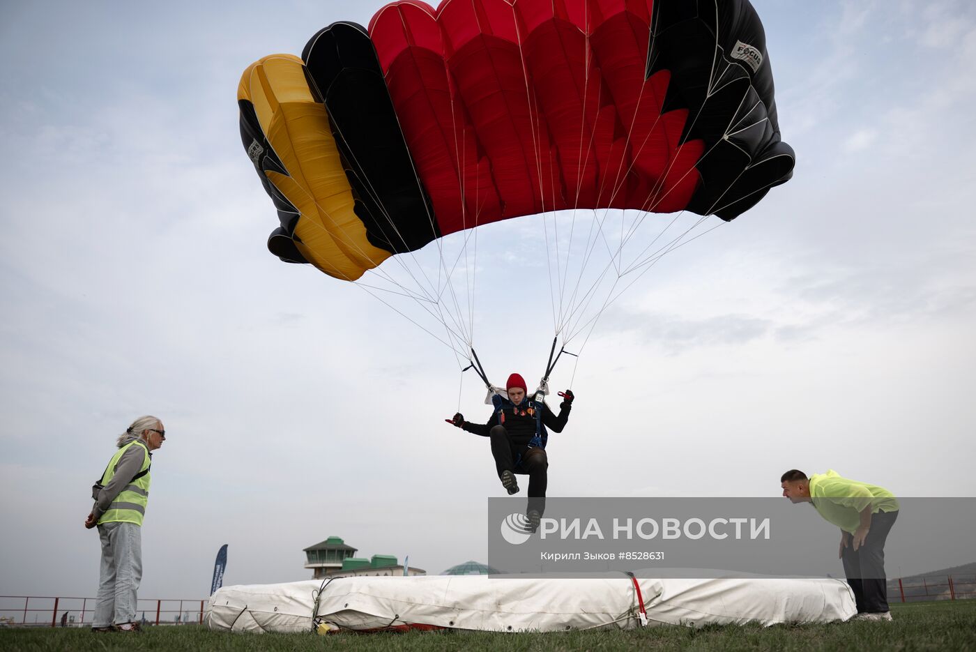 Церемония открытия финала Кубка России и международных соревнований по парашютному спорту в Гудермесе