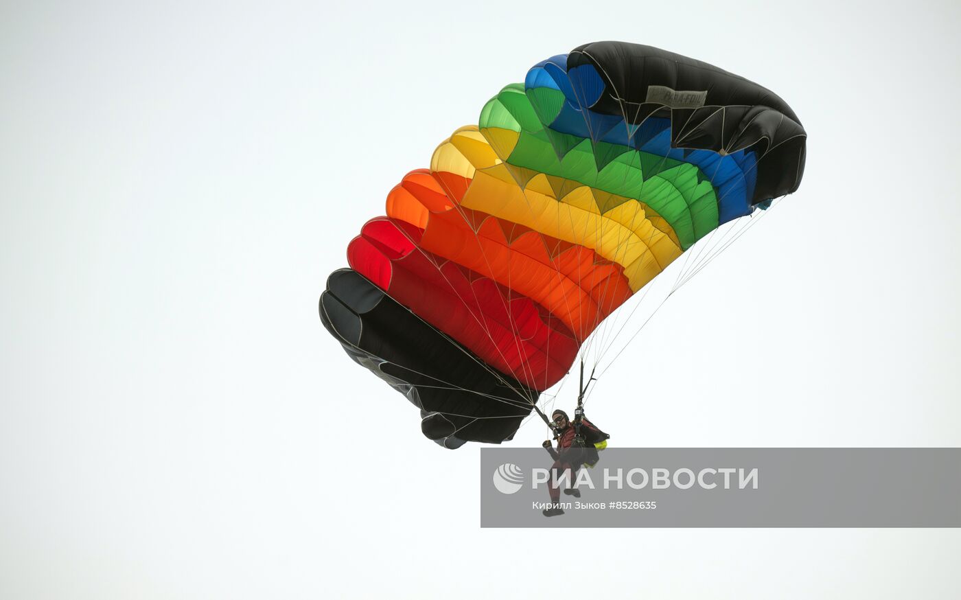 Церемония открытия финала Кубка России и международных соревнований по парашютному спорту в Гудермесе