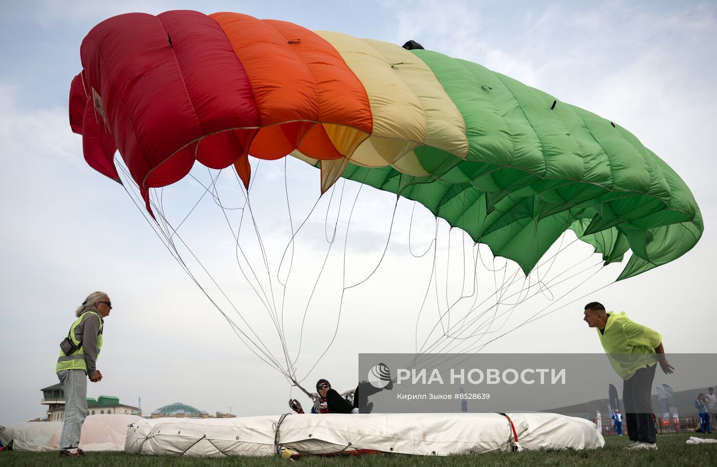 Церемония открытия финала Кубка России и международных соревнований по парашютному спорту в Гудермесе