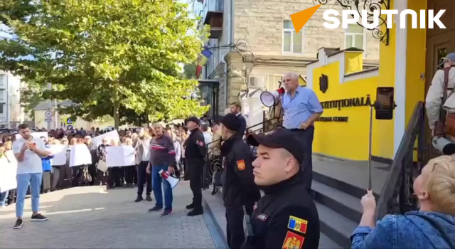 На митинге оппозиции президентку Молдавии Санду сравнивают с Гитлером
