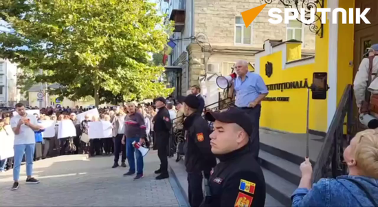 На митинге оппозиции президентку Молдавии Санду сравнивают с Гитлером