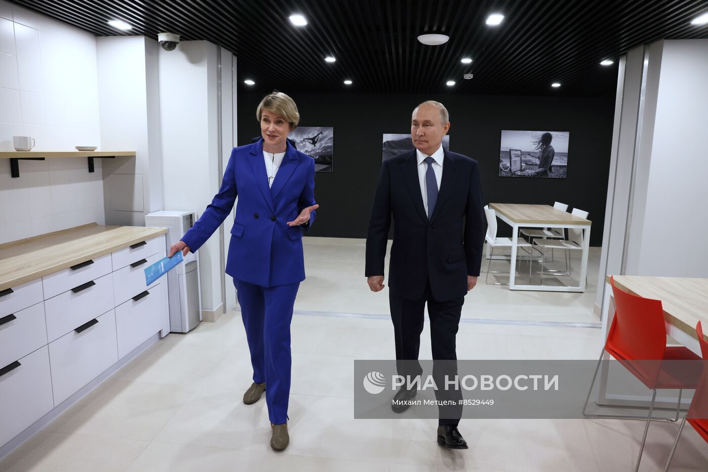 Президент РФ В. Путин посетил президентский лицей в "Сириусе"