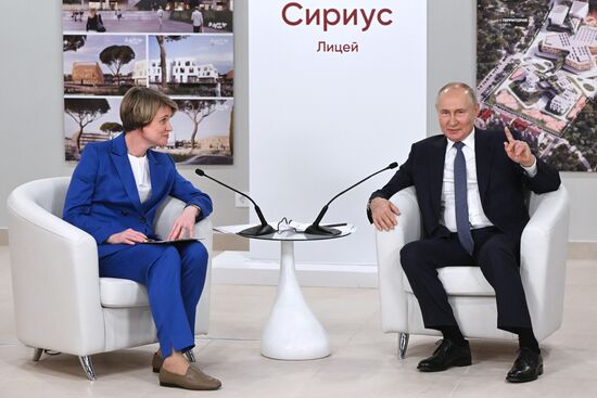 Президент РФ В. Путин посетил новый жилой корпус президентского лицея в "Сириусе"