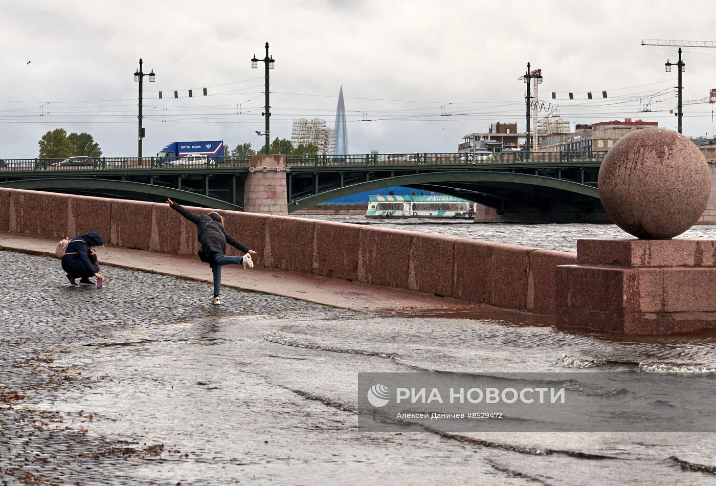 Штормовое предупреждение объявлено в Санкт-Петербурге