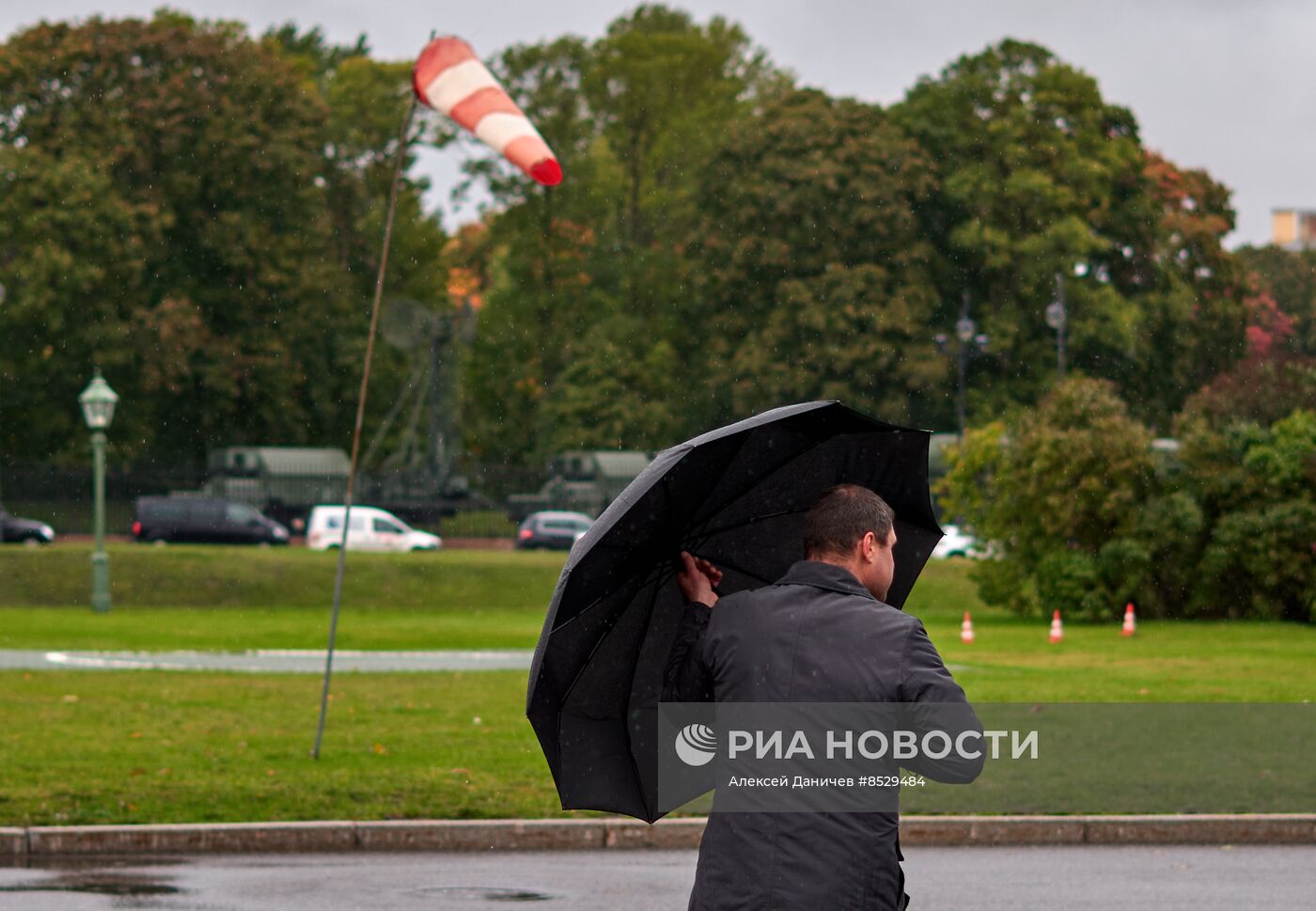 Штормовое предупреждение объявлено в Санкт-Петербурге