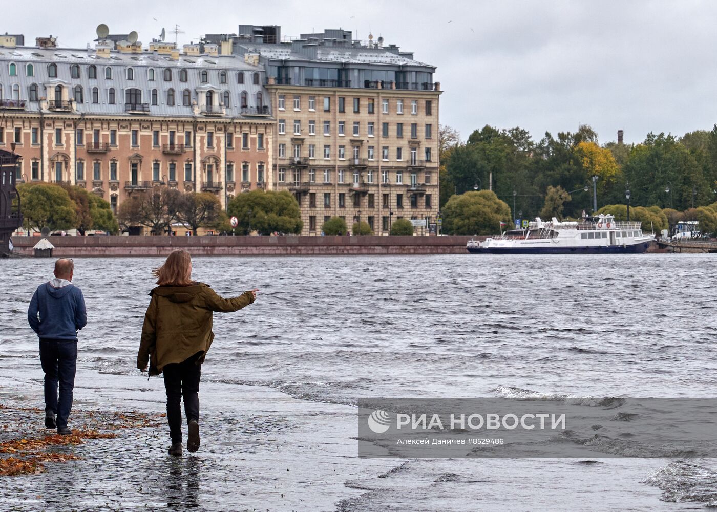 Штормовое предупреждение объявлено в Санкт-Петербурге