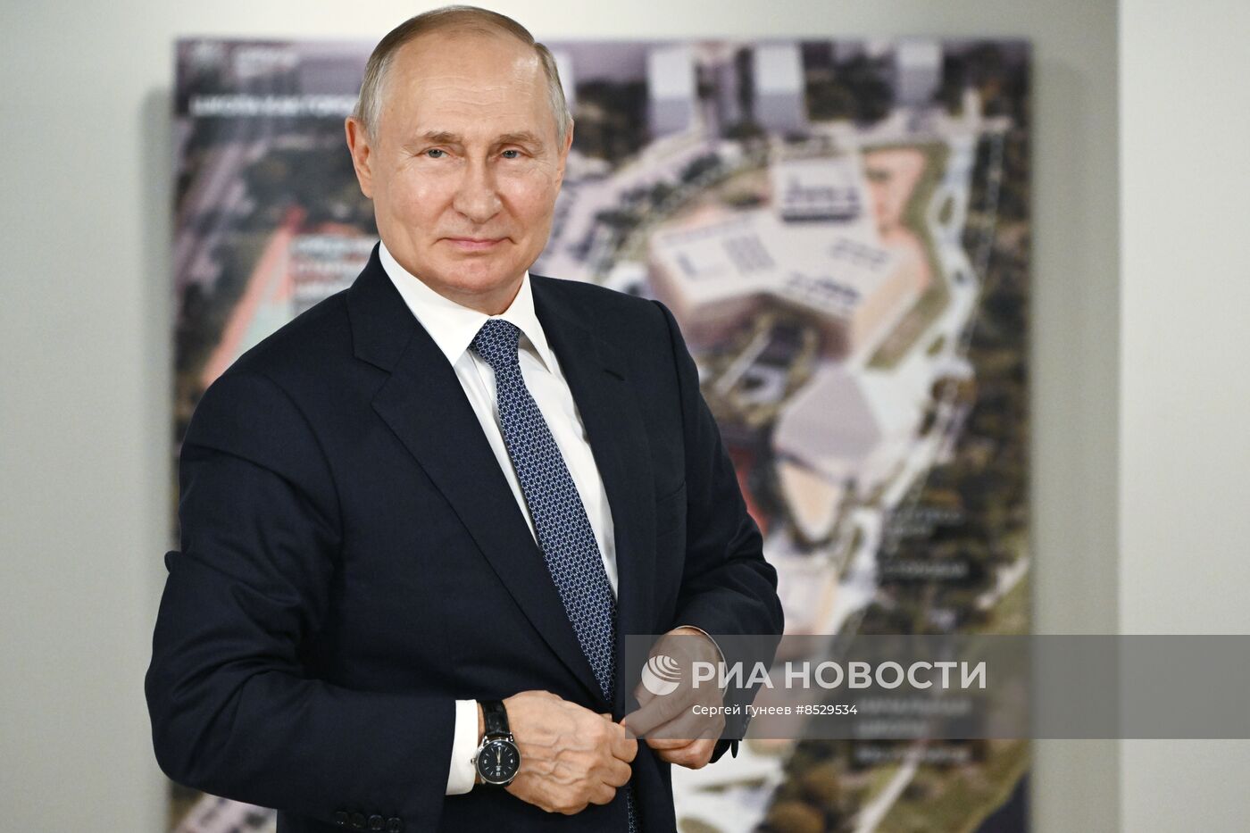 Президент РФ В. Путин посетил президентский лицей в "Сириусе"