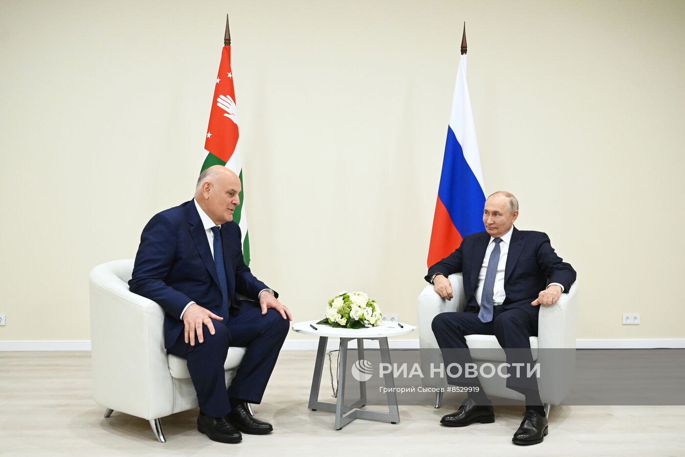 Президент РФ В. Путин встретился с президентом Абхазии Асланом Бжанией
