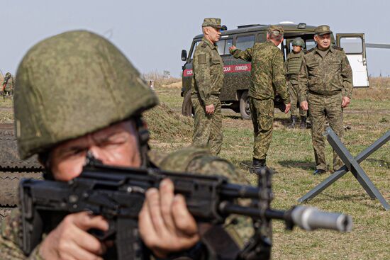 Министр обороны С. Шойгу проверил организацию боевой подготовки на полигонах ЮВО