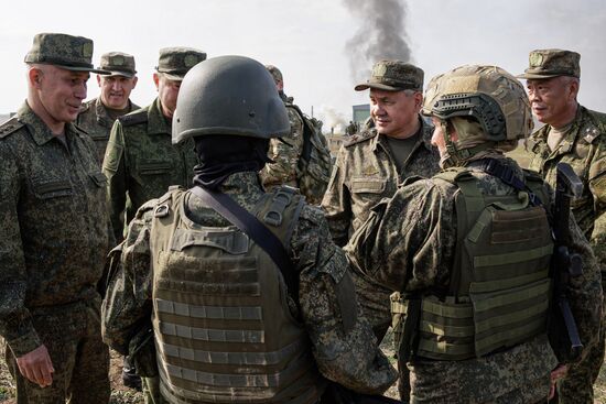 Министр обороны С. Шойгу проверил организацию боевой подготовки на полигонах ЮВО