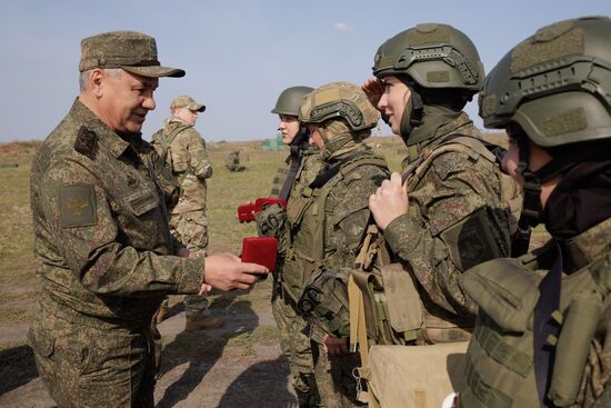 Министр обороны С. Шойгу проверил организацию боевой подготовки на полигонах ЮВО