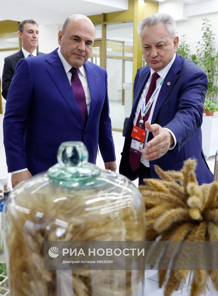 Премьер-министр РФ М. Мишустин принял участие в работе агропромышленной выставки "Золотая осень"