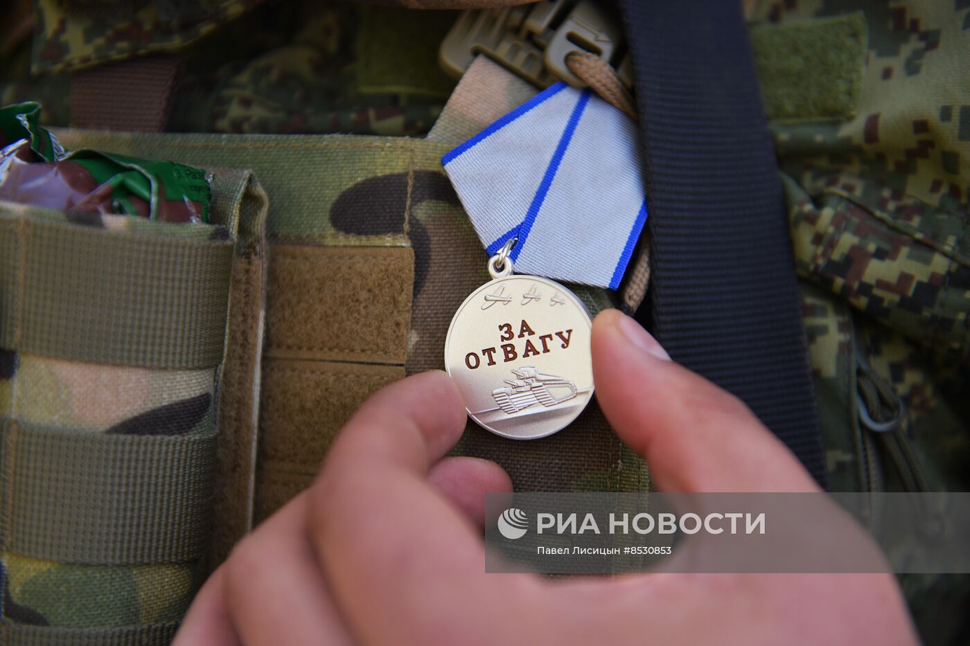 Замминистра обороны РФ В. Горемыкин награждает военнослужащих отдельной мотострелковой бригады в Запорожской области