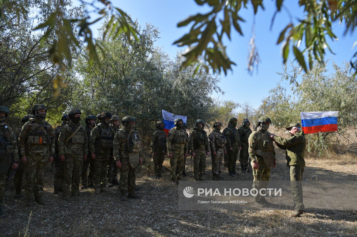 Замминистра обороны РФ В. Горемыкин награждает военнослужащих отдельной мотострелковой бригады в Запорожской области