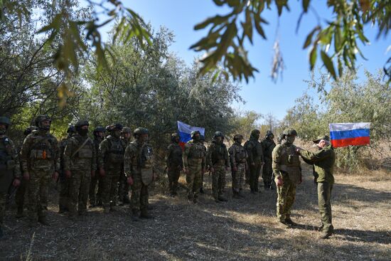 Замминистра обороны РФ В. Горемыкин награждает военнослужащих отдельной мотострелковой бригады в Запорожской области