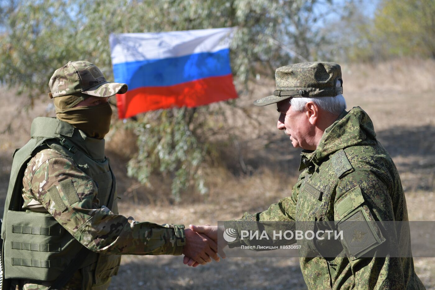 Замминистра обороны РФ В. Горемыкин награждает военнослужащих отдельной мотострелковой бригады в Запорожской области