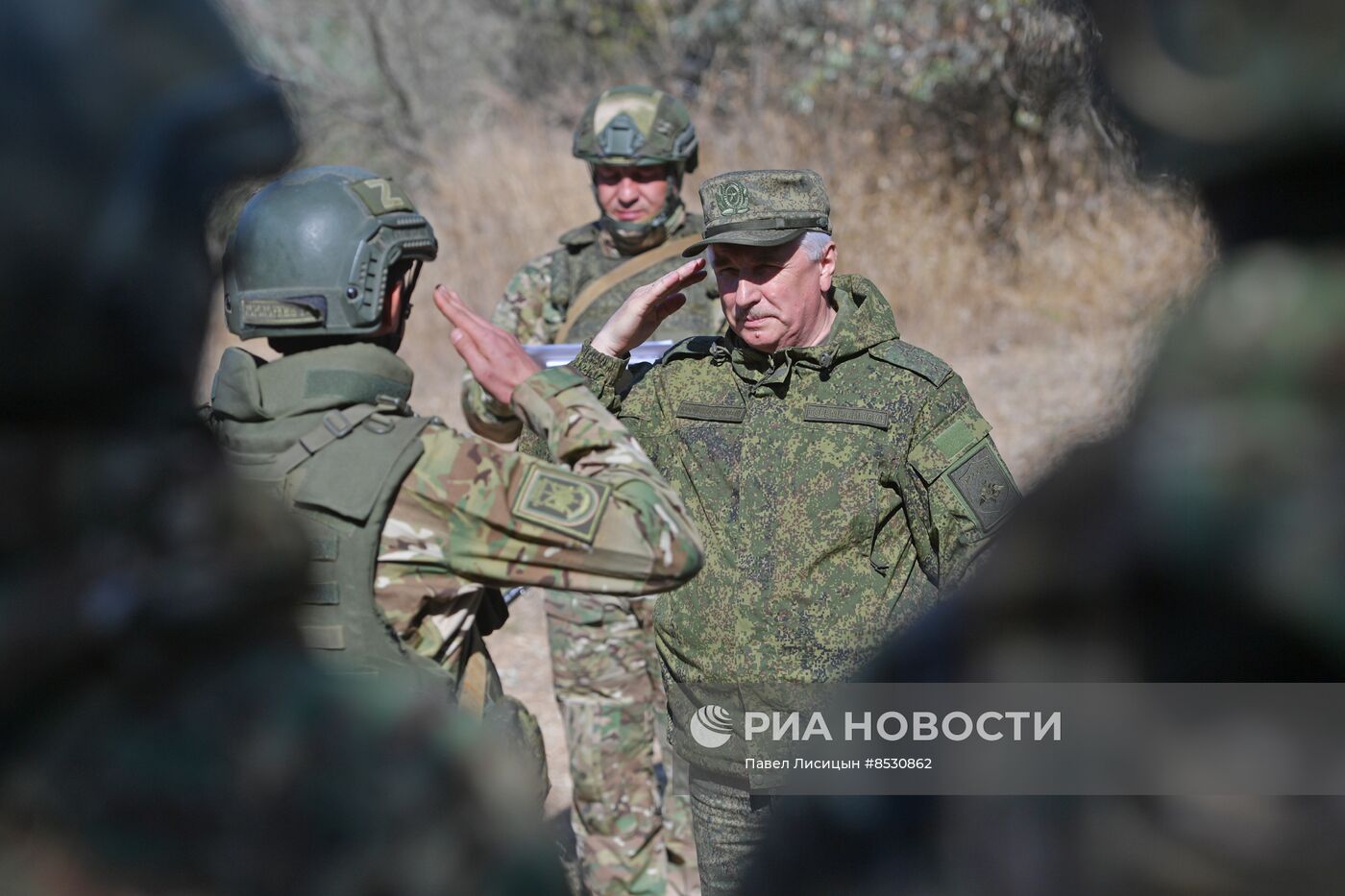 Замминистра обороны РФ В. Горемыкин награждает военнослужащих отдельной мотострелковой бригады в Запорожской области