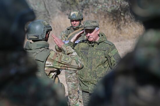 Замминистра обороны РФ В. Горемыкин награждает военнослужащих отдельной мотострелковой бригады в Запорожской области