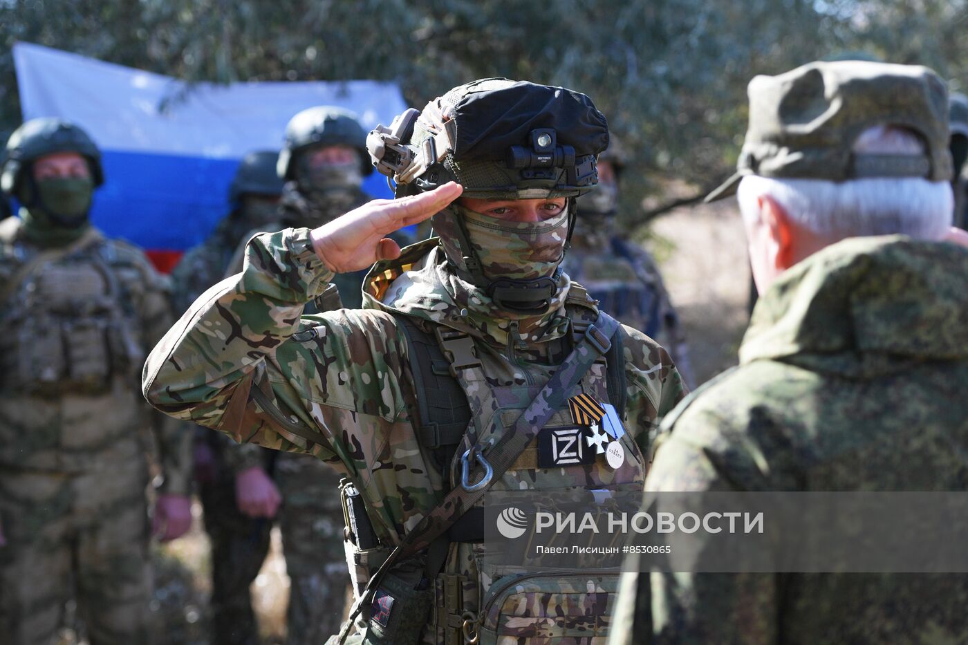 Замминистра обороны РФ В. Горемыкин награждает военнослужащих отдельной мотострелковой бригады в Запорожской области