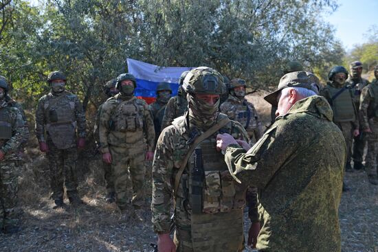 Замминистра обороны РФ В. Горемыкин награждает военнослужащих отдельной мотострелковой бригады в Запорожской области