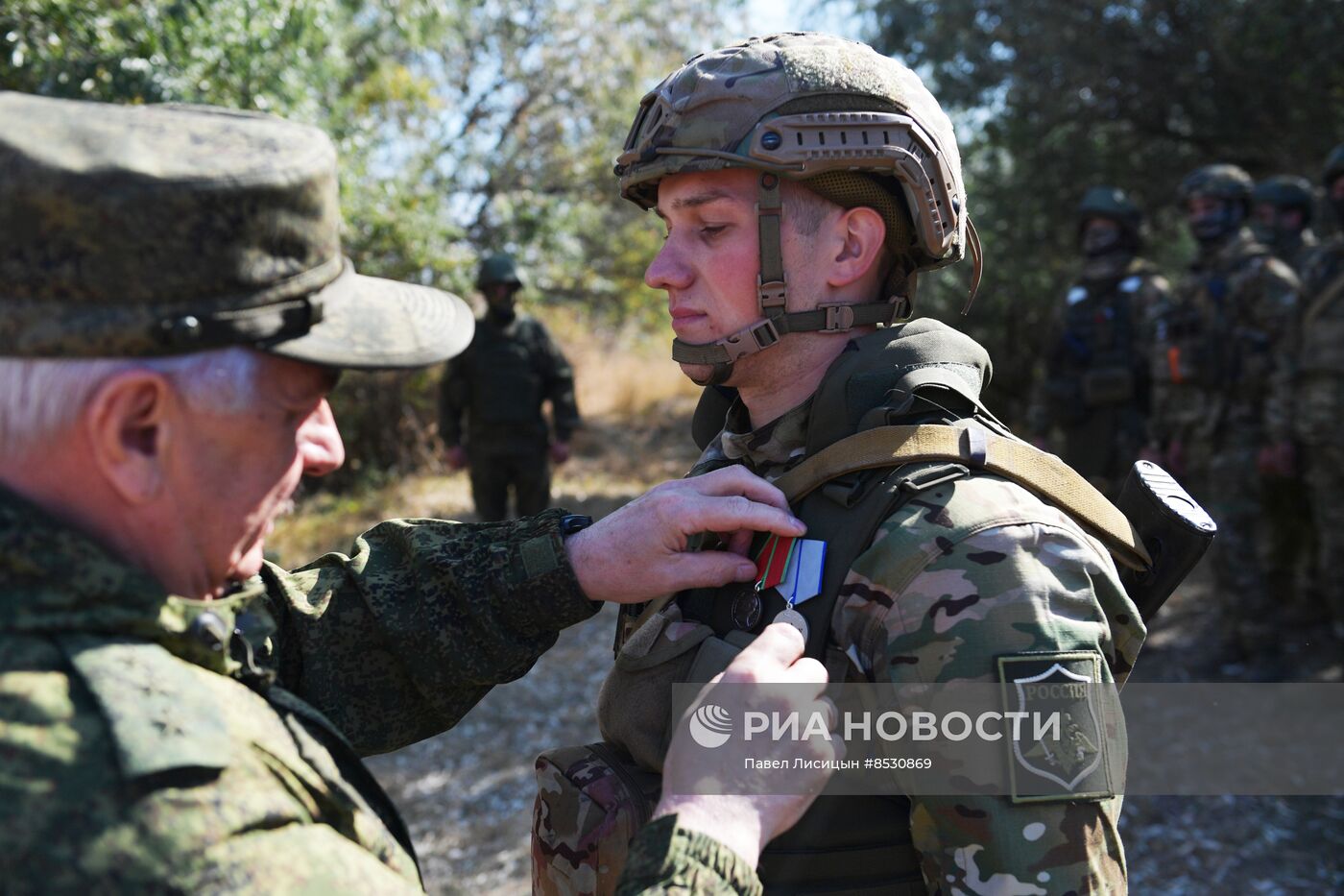 Замминистра обороны РФ В. Горемыкин награждает военнослужащих отдельной мотострелковой бригады в Запорожской области