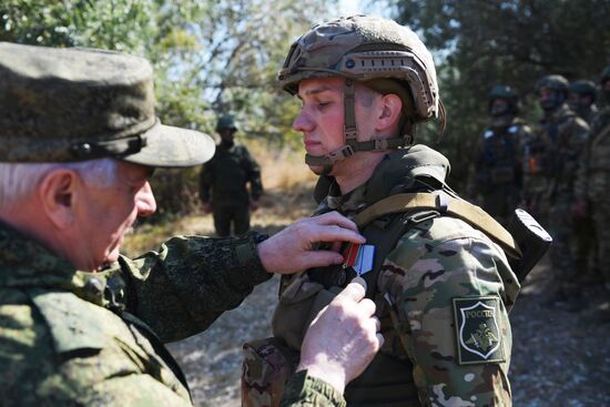 Замминистра обороны РФ В. Горемыкин награждает военнослужащих отдельной мотострелковой бригады в Запорожской области