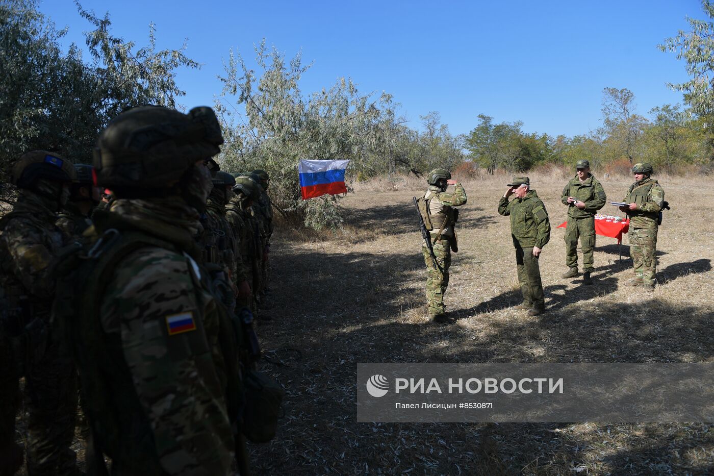 Замминистра обороны РФ В. Горемыкин награждает военнослужащих отдельной мотострелковой бригады в Запорожской области