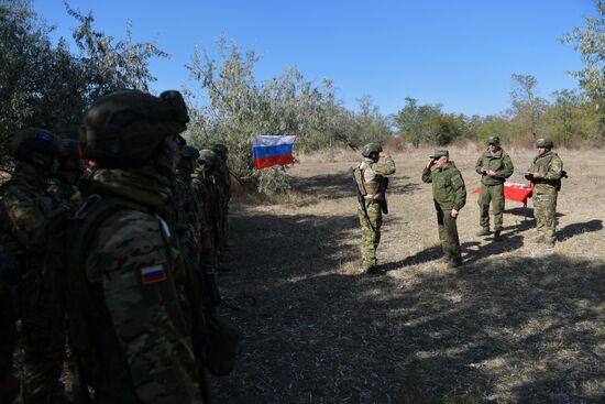 Замминистра обороны РФ В. Горемыкин награждает военнослужащих отдельной мотострелковой бригады в Запорожской области