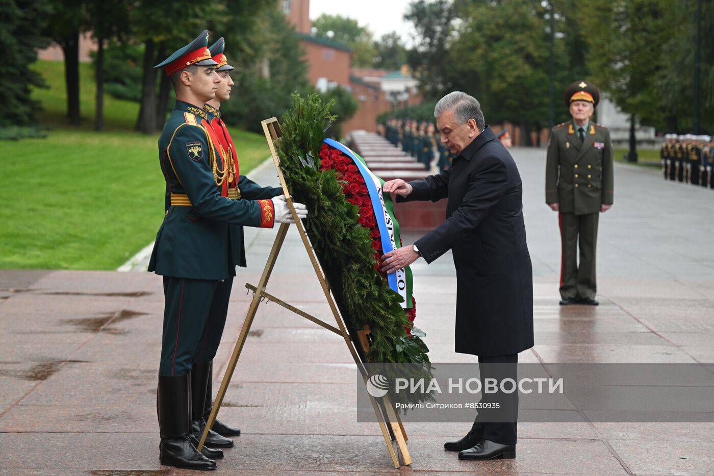 Президент Узбекистана Ш. Мирзиеев возложил цветы к Могиле Неизвестного Солдата