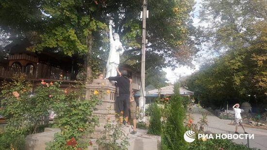 В Крыму демонтировали Статую Свободы