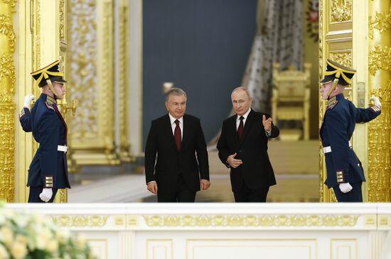 Переговоры президента РФ В. Путина и президента Узбекистана Ш. Мирзиеева