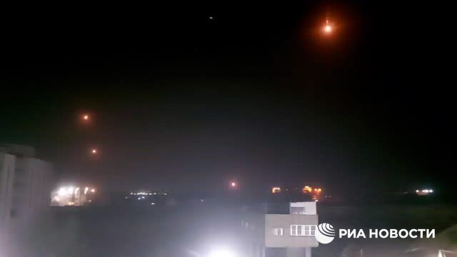 Десятки ракет вылетают из сектора Газа в сторону Израиля